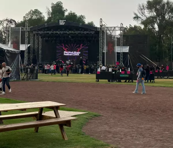 Foto general del Pitchfork Music Festival CDMX en el Estadio Fray Nano con poca gente y pocos adornos.