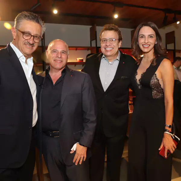 Rafael Espinosa , Sam Walker , Mike Giannattasio y Betsy May 