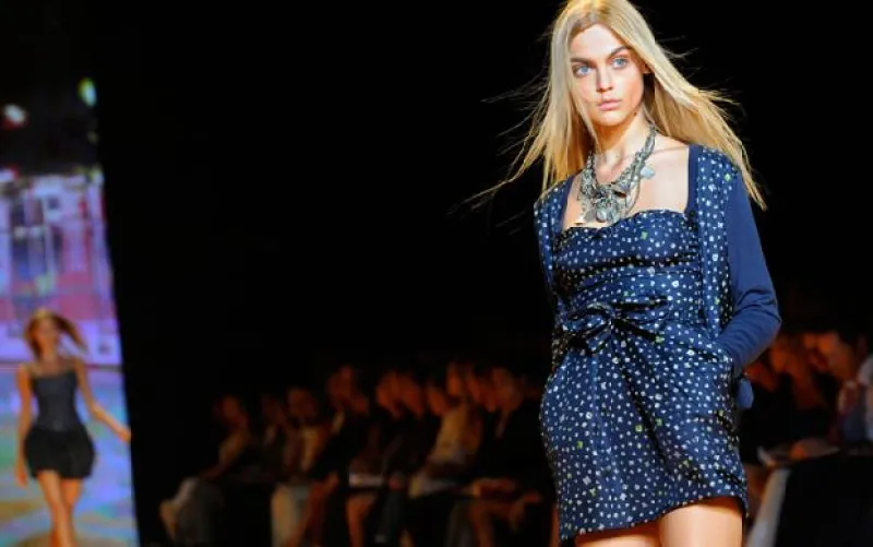 La diseñadora local regresa a celebrar los 20 años de DKNY.