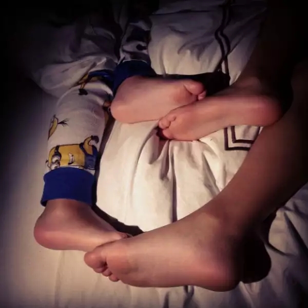 Cuando llega la hora de dormir, Thalía está al pendiente de sus hijos.