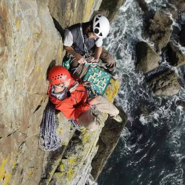 Los escaladores Jon Ratcliffe y Steve Franklin, estuvieron literalmente al límite cuando jugaron una partida de Scrabble sobre un precipicio sobre el mar en Anglesey, Gales. Estuvieron a más de 60 metros sobre el océano.