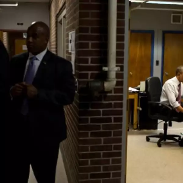 obama come en una escuela de nashua