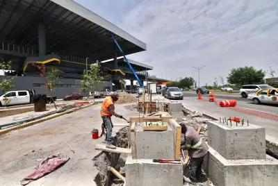 Trabajadores de la construcción en una obra sobre una carretera en México.