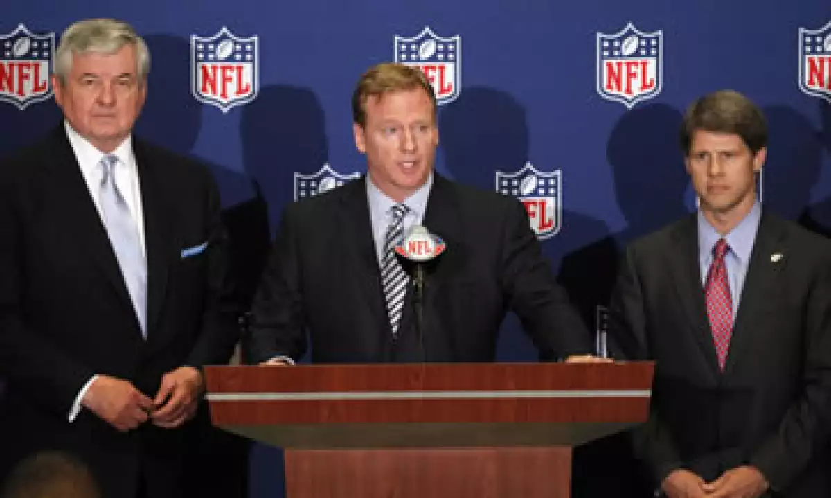 El comisionado de la NFL, Roger Goodell (c), había anunciado que los dueños aprobaron un acuerdo tentativo que terminaría con el paro. (Foto: AP)