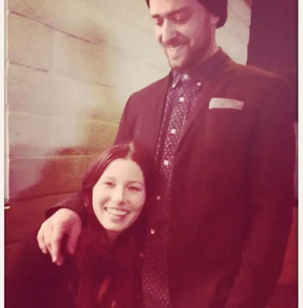 El cantante felicitó a su esposa con esta foto en Instagram.