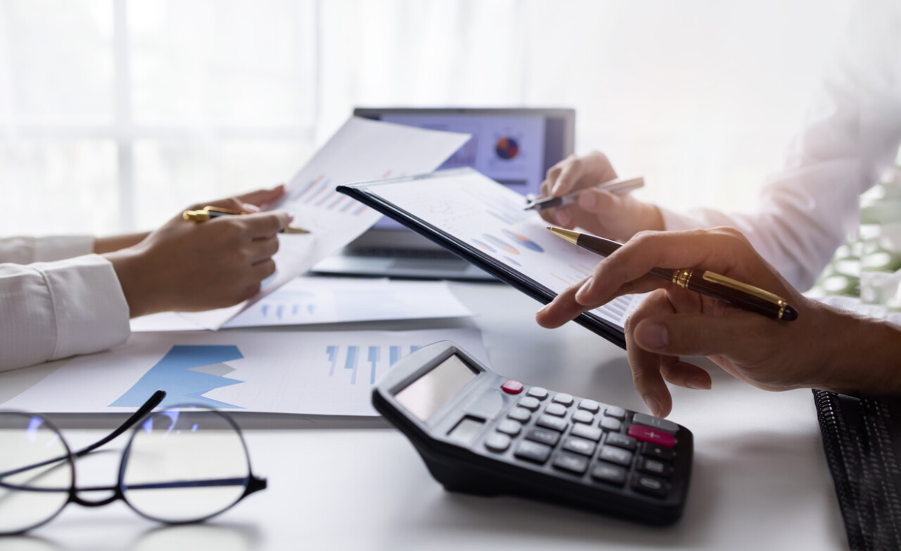 Hacienda quiere limitar las deducciones de las empresas: ¿qué pasará con los vales, seguros y fondos de ahorro?
