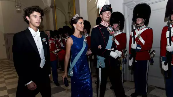 Príncipe Joaquín de Dinamarca con su esposa, la princesa Marie, y su hijo mayor, el príncipe Nikolai