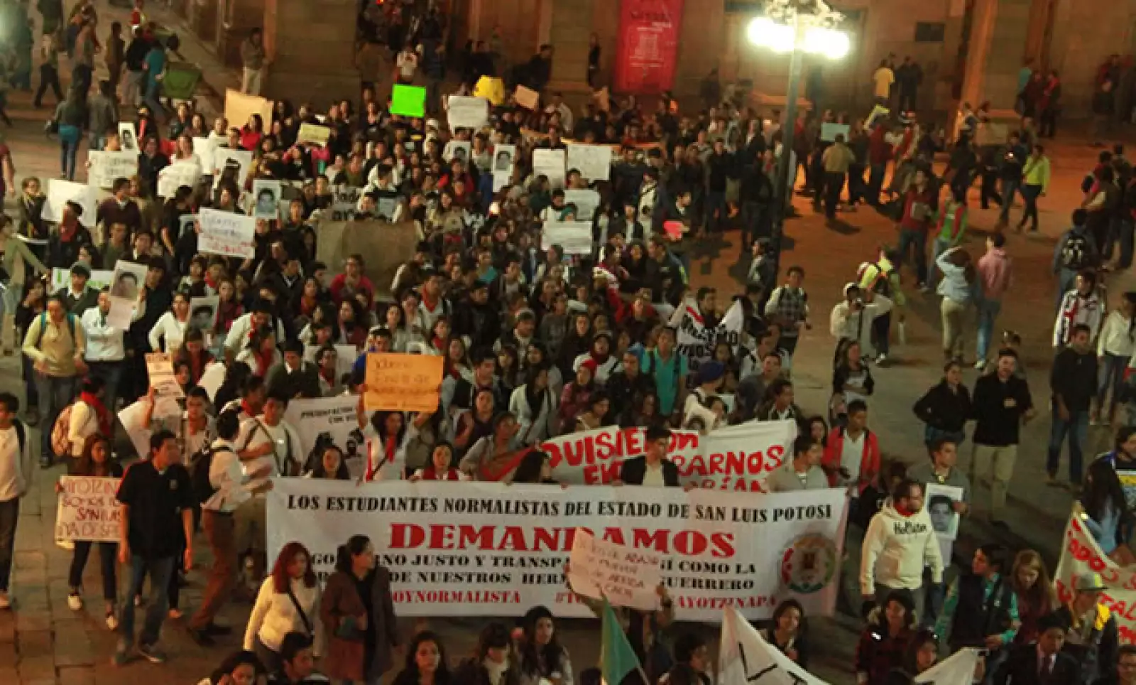 En San Luis Potosí, padres de estudiantes de desaparecidos, maestros y un estudiante de Ayotzinapa estuvieron en la Facultad de Leyes de la universidad estatal.