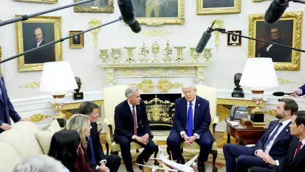 El presidente de los Estados Unidos, Donald Trump (R), y el primer ministro canadiense, Mark Carney, hablan con los periodistas en la Oficina Oval de la Casa Blanca el 7 de octubre de 2025 en Washington, DC.