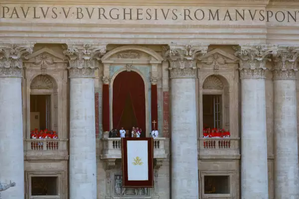 Foto del balcón Papal en la Plaza de San Pedro, en el Vaticano, con el nuevo Papa León XIV asomándose y saludando a los católicos.