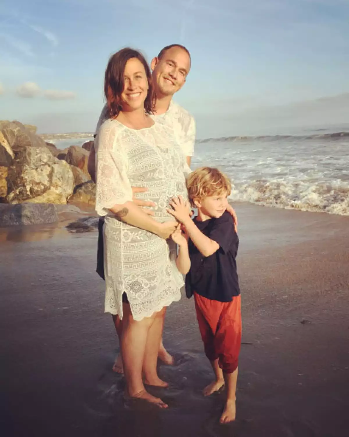 Alanis Morissette, de 42 años, ha mantenido su embarazo fuera de los reflectores, por lo que una foto de ella completamente desnuda y bajo el agua ha llamado mucho la atención en redes sociales.