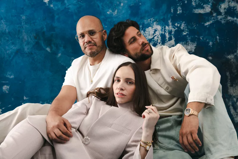 Mini West, Diego Klein y Rodrigo Nava, protagonistas y director de la cinta mexicana Loco por ella. 