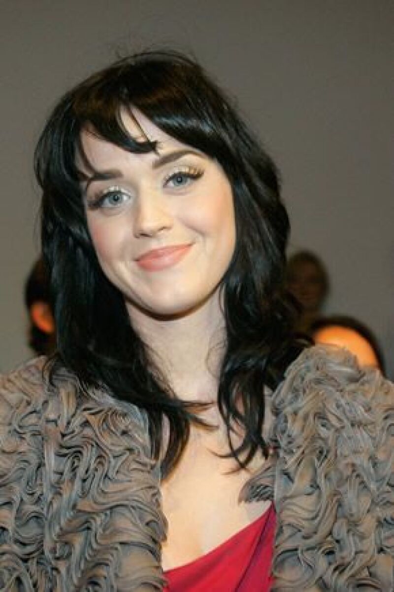 Famosos como Katy Perry y Belanova donaron su vestuario y otros artículos para luchar contra el VIH.