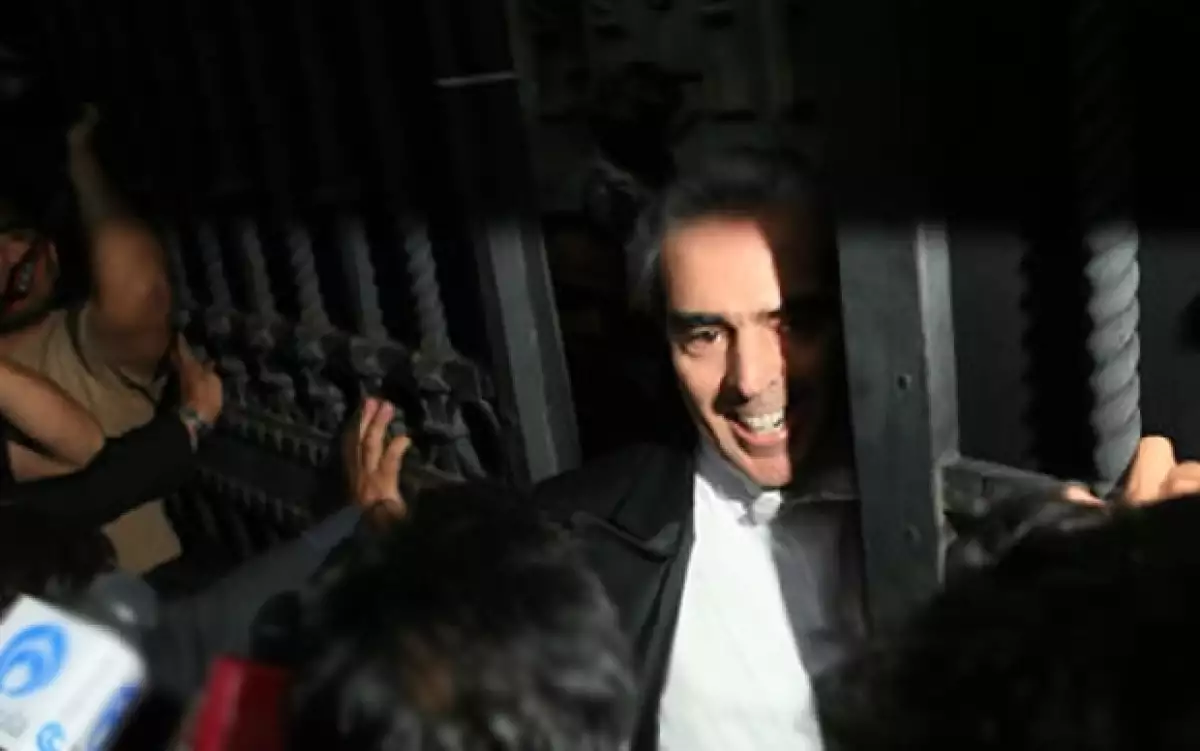 Lorenzo Lazo espero pacientemente a Edith en la entrada de la parroquia.