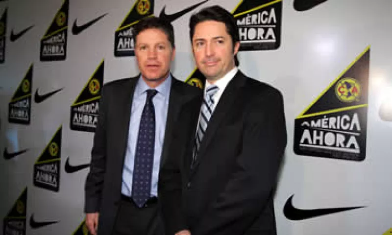 Ricardo Peláez, director deportivo del América, junto a Yon de Luisa, presidente del club. (Foto: Notimex)