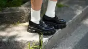 mocasines con calcetas blancas