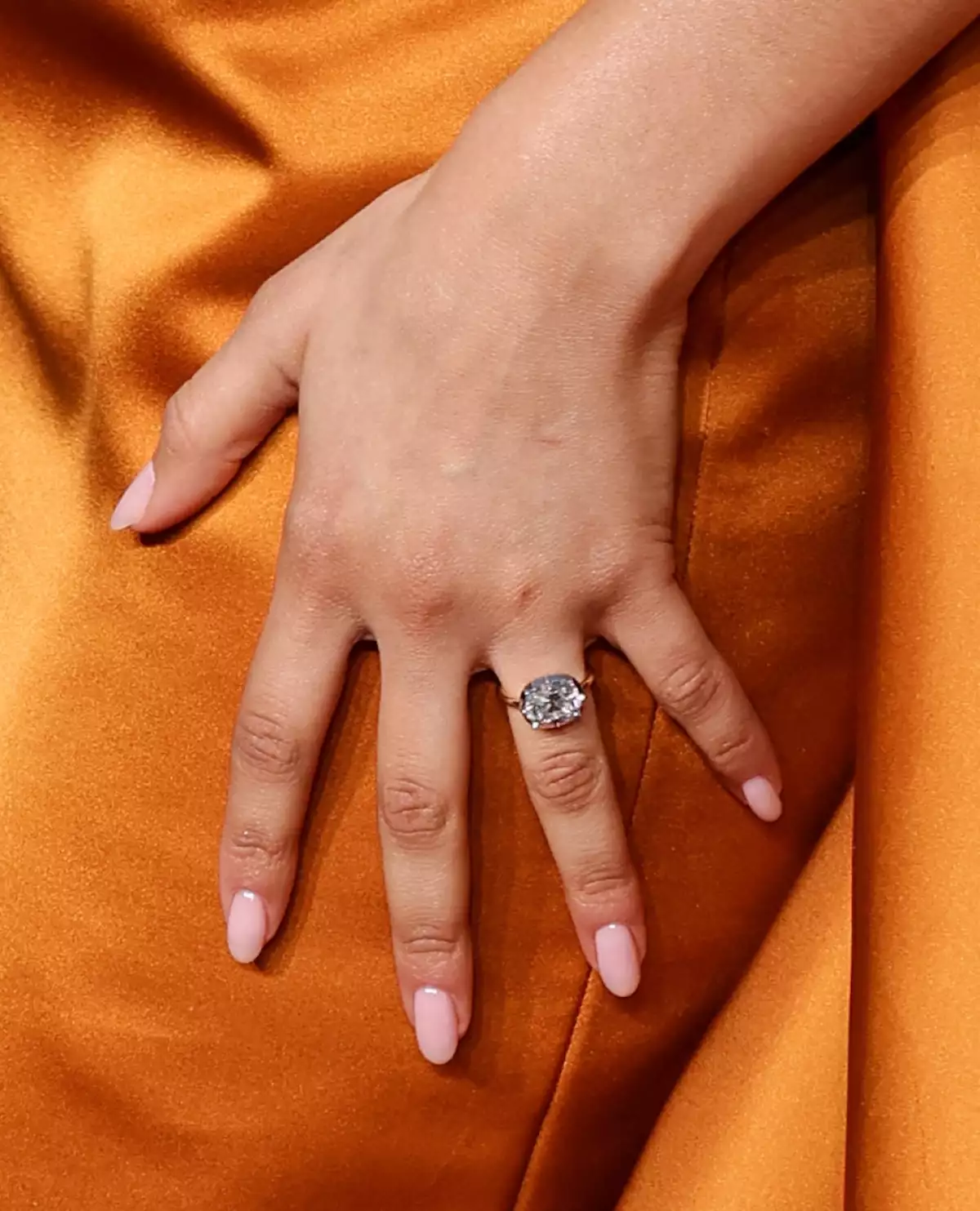 Zendaya muestra su anillo de compromiso en la alfombra roja de los Golden Globes 2025