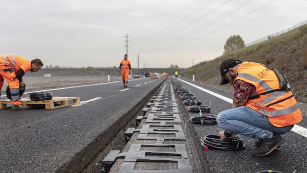 La carretera de Aleatica que carga coches por inducción