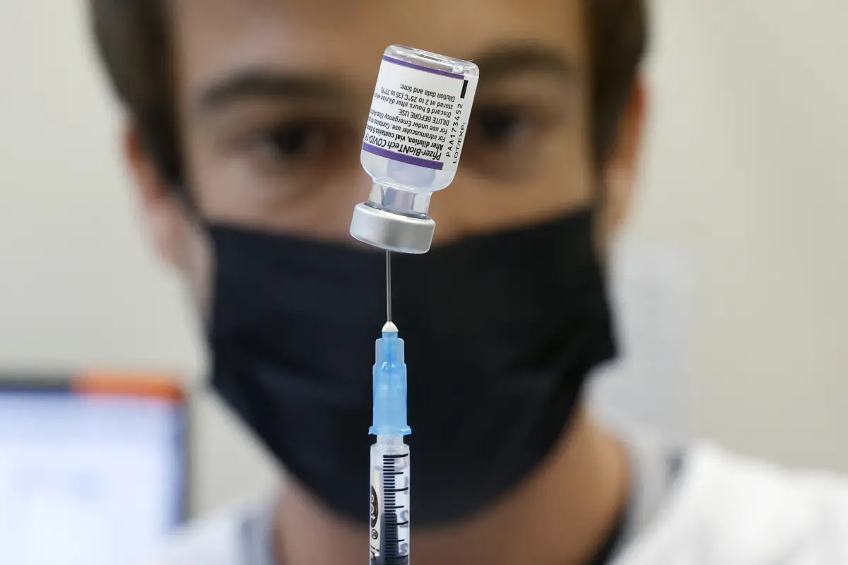 Un médico prepara una dosis de la vacuna de Pfizer contra el COVID-19 en una clínica en Tel Aviv, Israel. 