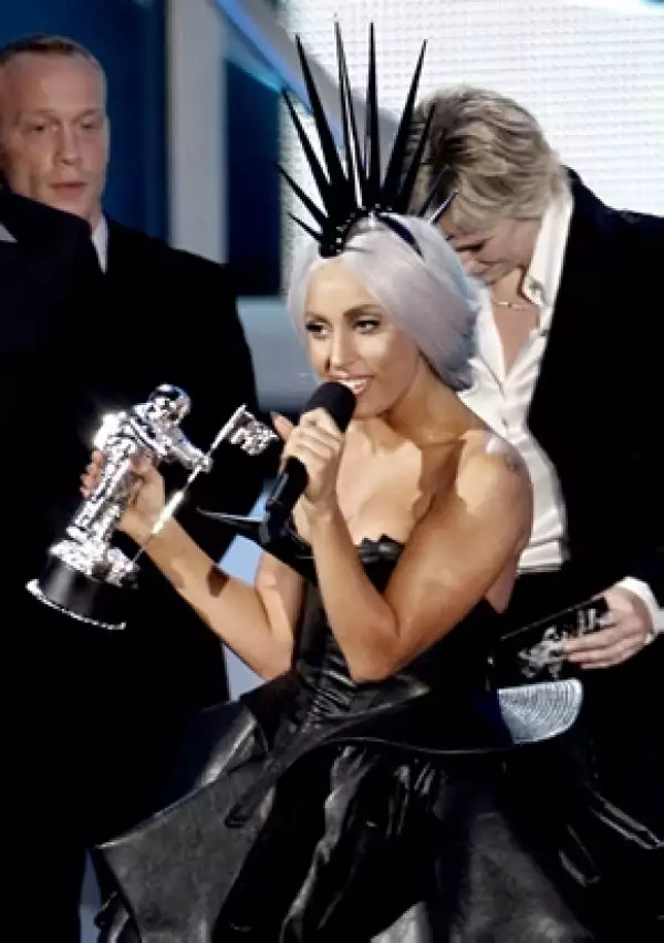 Lady Gaga recibiendo el premio por Mejor Video Pop.