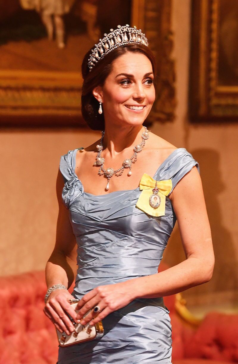 Kate Middleton complementó su look con joyas de la colección de la familia real.