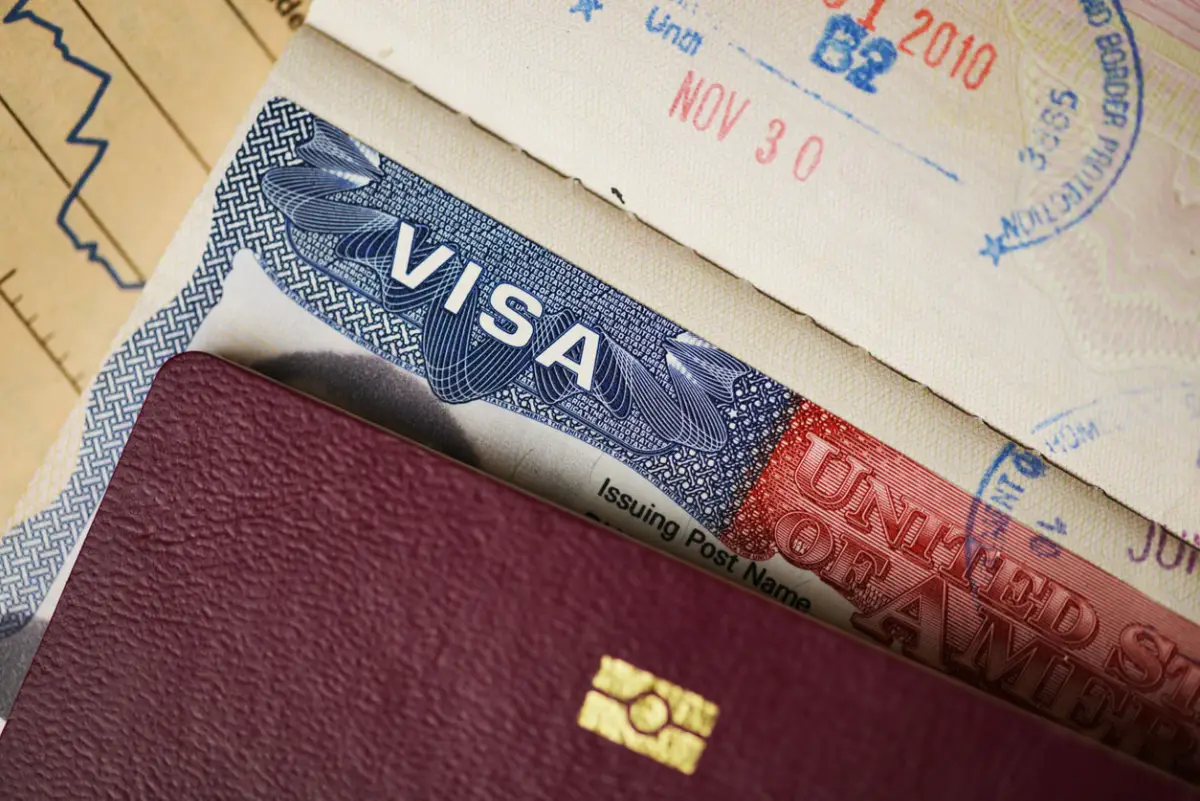 Pasaporte biométrico con sello de visado turístico para Estados Unidos.