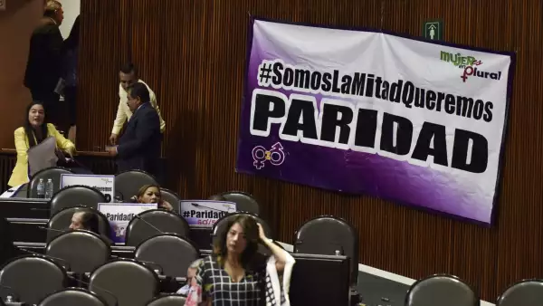 En sesión extraordinaria de la Cámara de Diputados, en mayo de 2019, se somete a discusión y posicionamiento de los grupos parlamentarios la aprobación de la Ley de Paridad de Género. (21 años sin paridad de género). 