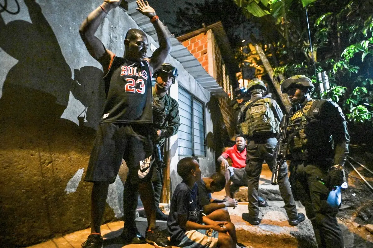 Soldados colombianos registraron a un hombre en el barrio de Meléndez antes de la próxima toma de posesión presidencial del presidente electo de Colombia, Abelardo de la Espriella, en Cali, Colombia, el 4 de agosto de 2026.