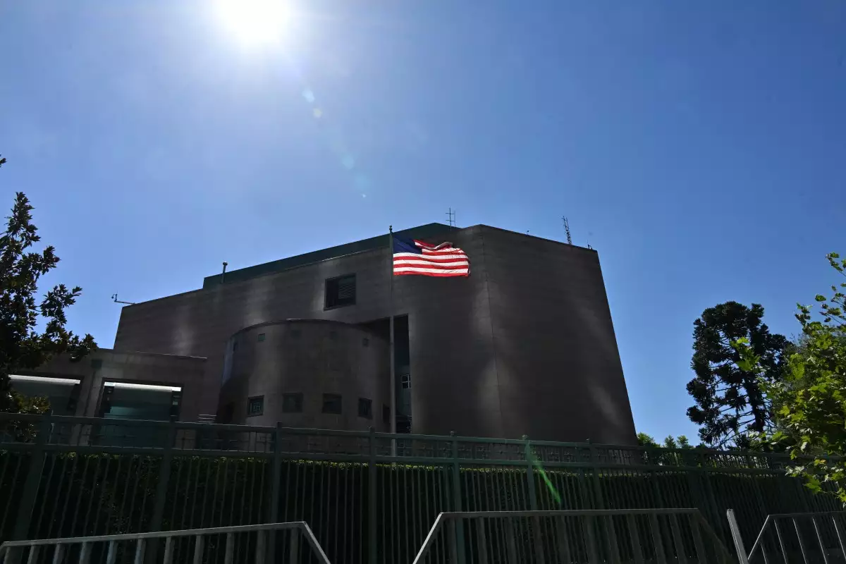 Una bandera de los Estados Unidos ondea en la Embajada de los Estados Unidos en Santiago el 23 de febrero de 2026. El gobierno estadounidense anunció el 23 de febrero de 2026, la revocación de las visas de tres funcionarios chilenos, a quienes no identificó, por actividades que "socavaron la seguridad regional", una acusación que Chile niega.