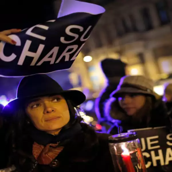 Periodistas realizaron una velada por las víctimas.