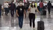 pareja en aeropuerto rumbo a vuelo en Estado unidos