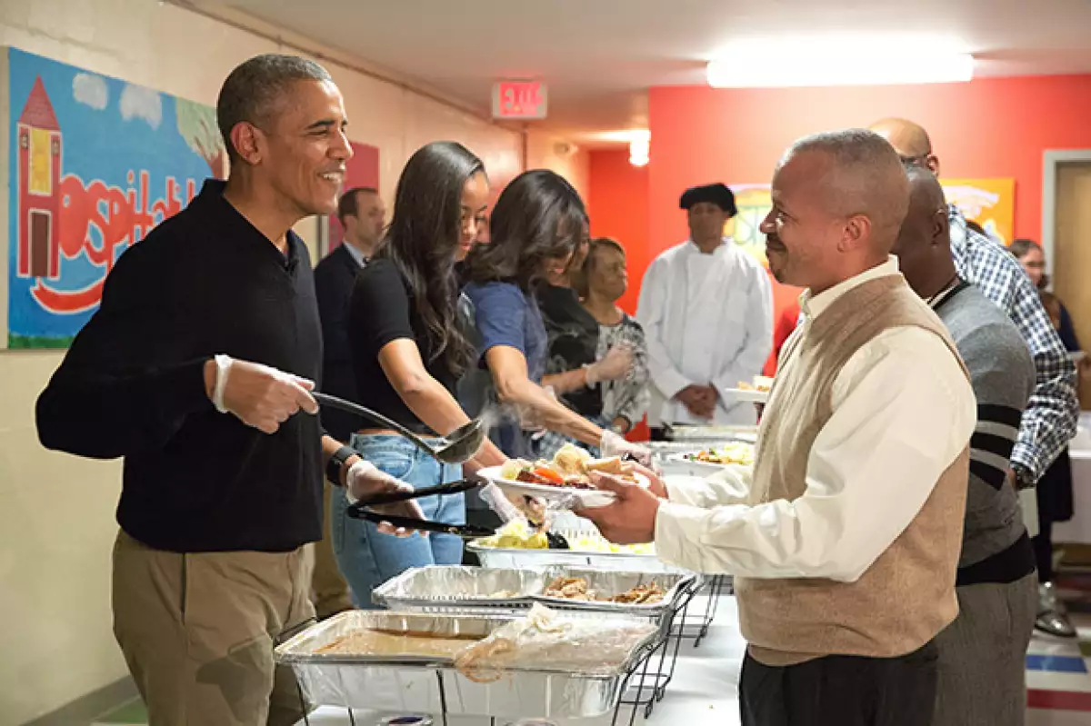 Obama se mostró amable con las personas que acudieron a celebrar el Día de Acción de Gracias con ellos.