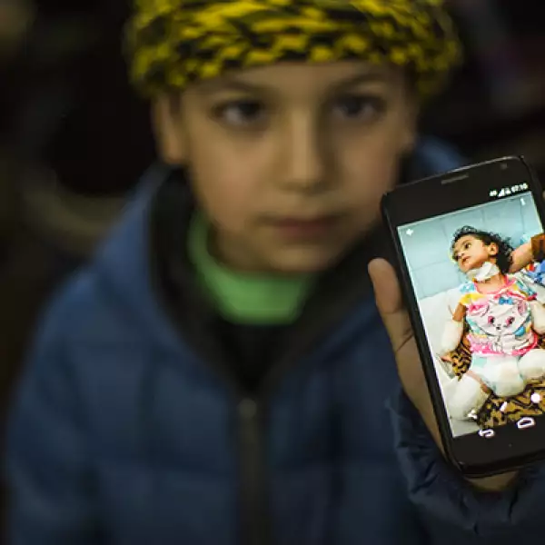 Todos los días, la familia recibe mensajes de sirios que buscan ayuda para salir de Siria.