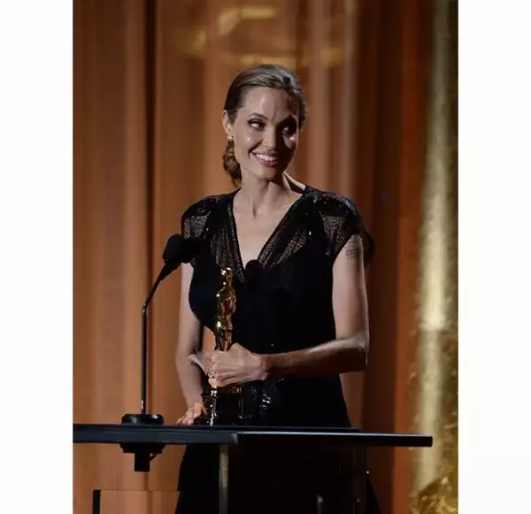 Angelina Jolie recibió su premio en una ceremonia privada en la que estuvo acompañada por el guapo Brad Pitt.