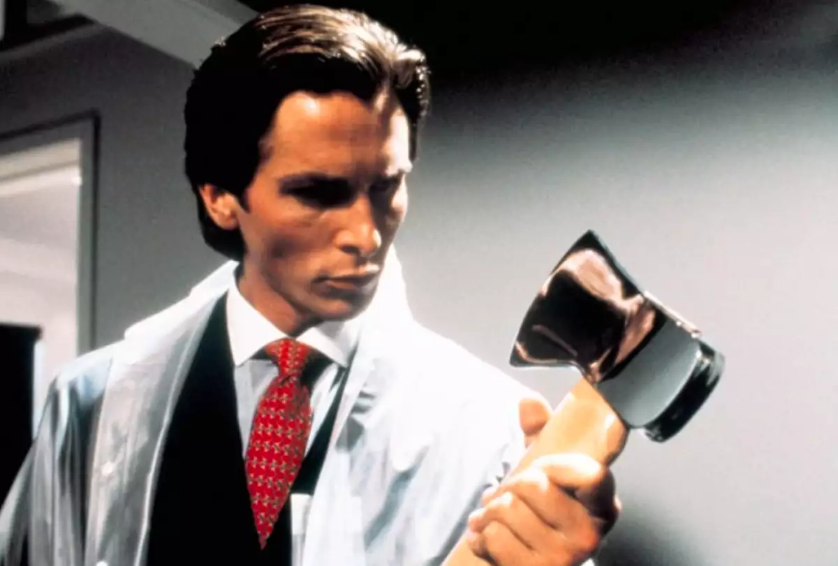 Foto de Christian Bale como Patrick Bateman en American Psycho sosteniendo un hacha