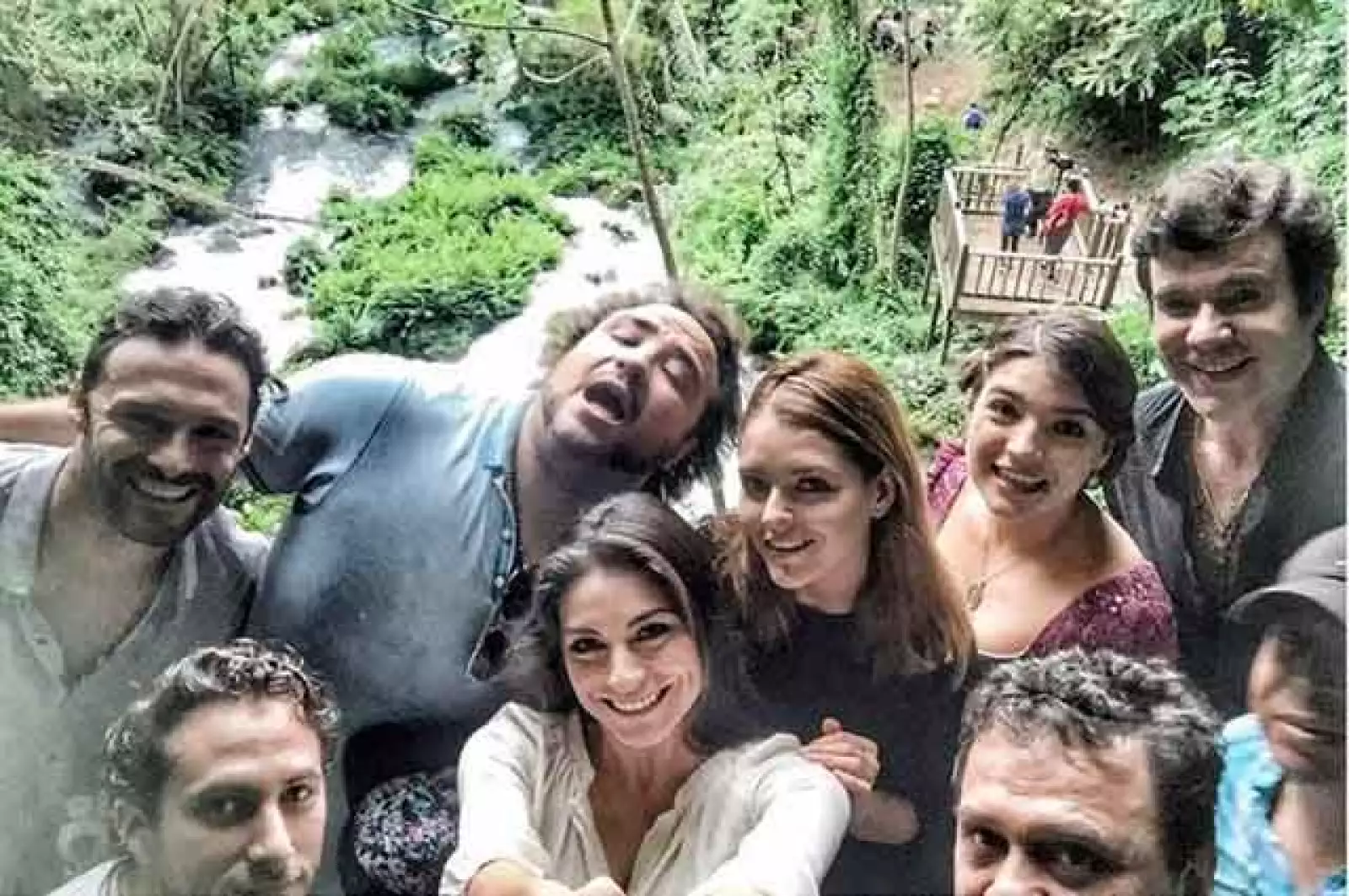 La pareja junto al elenco de la telenovela.