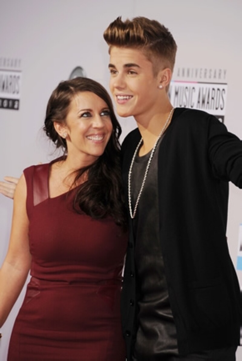 Pattie está segura que la actriz y cantante es buena influencia para su hijo y cree que lo puede sacar de la etapa rebelde en la que se metió.