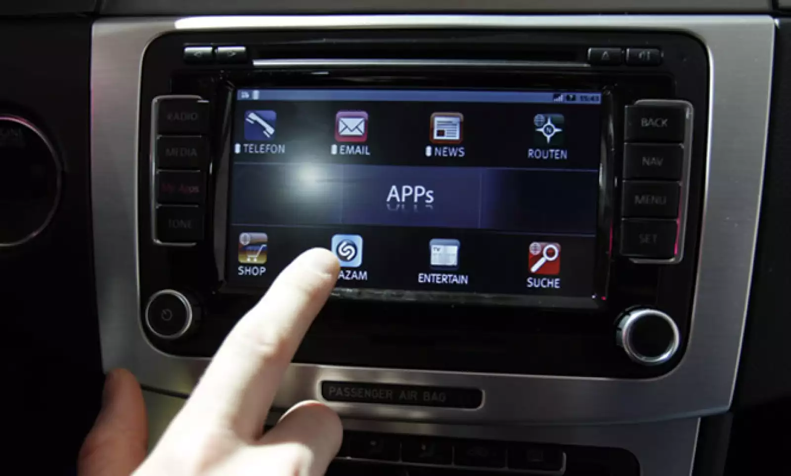 Una persona utiliza un sistema de navegación para automóviles.