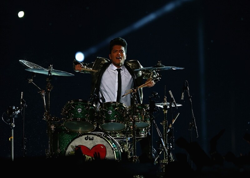 Bruno Mars tocó la batería con mucho estilo.