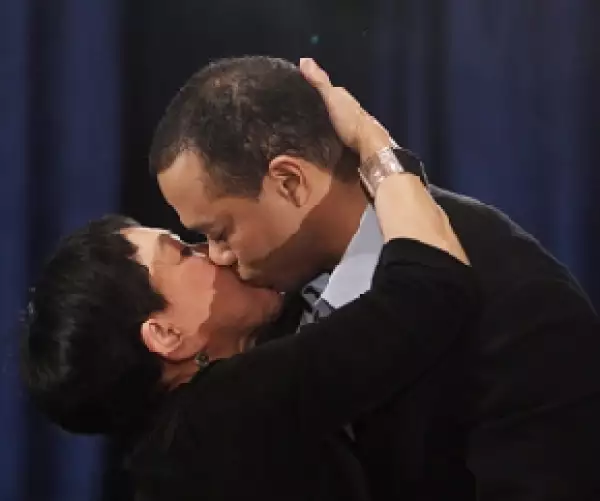 Aunque Elin, la esposa Woods no estuvo presente, su madre Kultida le brindó todo su apoyo y lo besó al final de la conferencia.