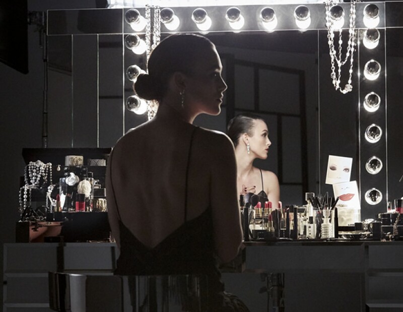 Keira Knightley se convierte en una vampiresa moderna en el segundo capítulo de la serie.