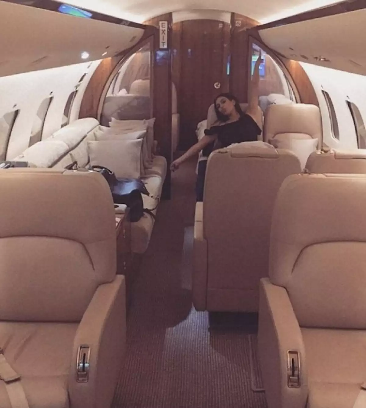 Kim viajó a Cannes en dicho avión, vuelo que tardó 8 horas.