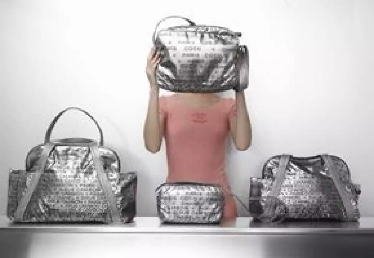 Karl Lagerfeld diseñó una nueva línea de bolsas y accesorios titulada Chanel Unlimited.
