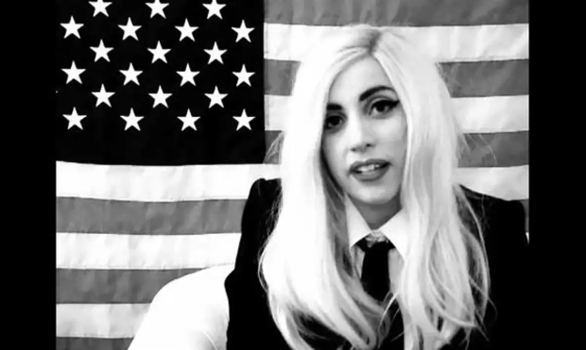 La cantante inició una campaña mediática en contra de la ley Don't ask, don't tell, que prohíbe servir en el Ejército a los homosexuales que muestren abiertamente su orientación sexual.