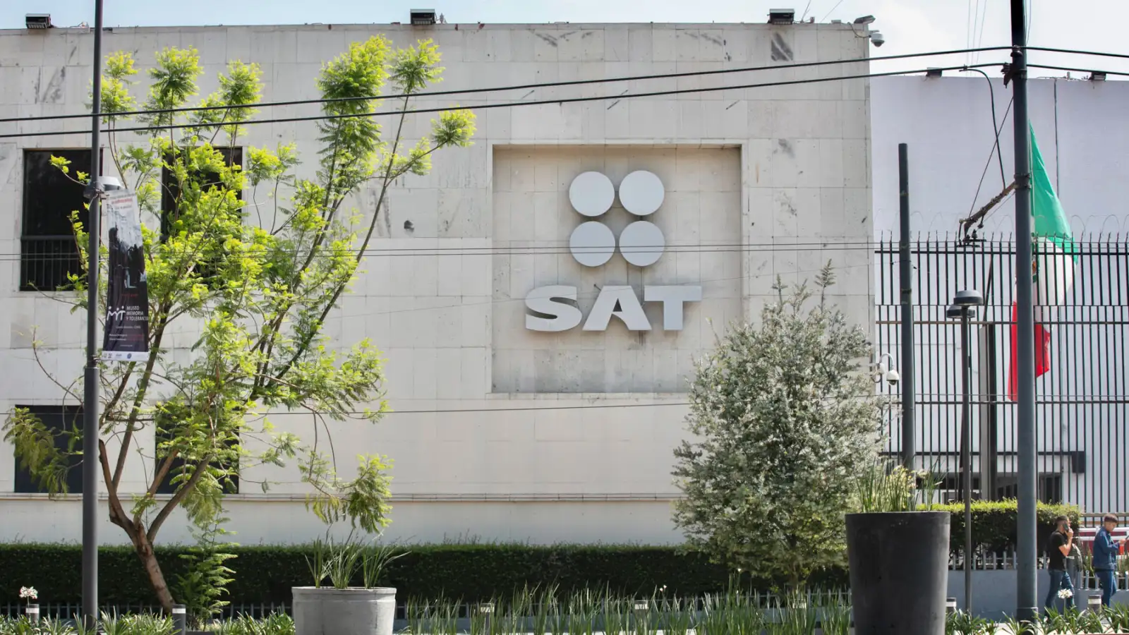 En la imagen se observa la fachada del SAT ubicada en avenida Hidalgo del Centro Histórico de la Ciudad de México. 