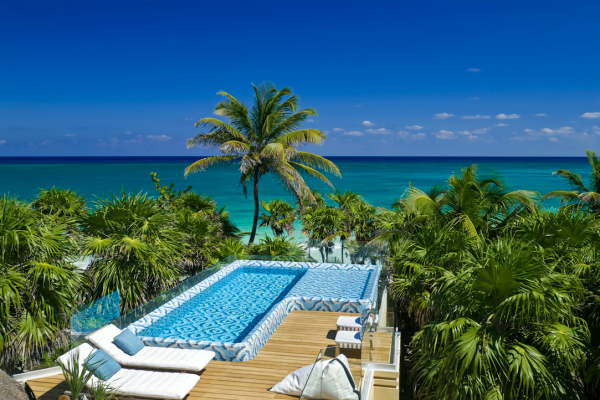 sotheby's-deck-piscina