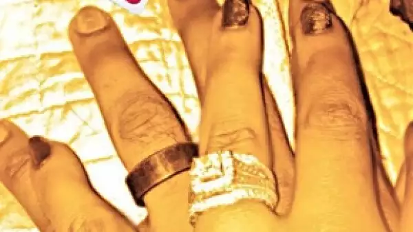 Mediante Twitter, la hija de Whitney Houston anunció que se casó con Nick Gordon, con quien ha compartido un lazo casi familiar tras haber vivido en la casa de los Houston durante diez años.