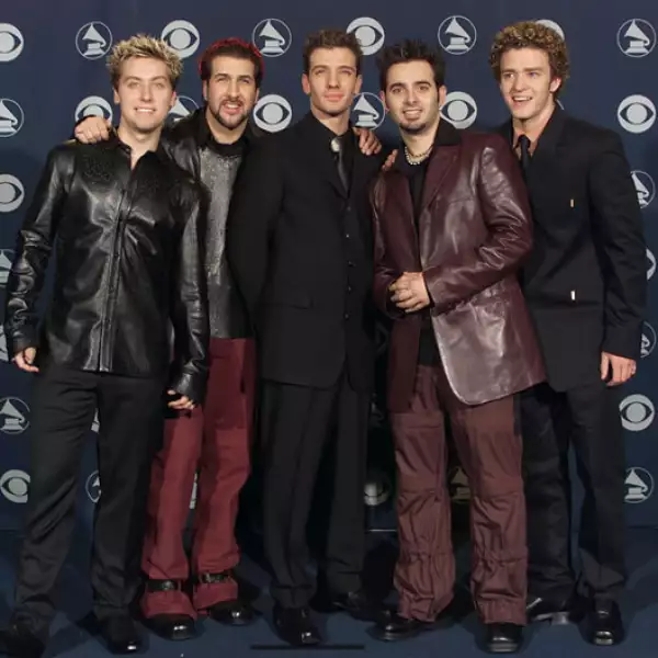 `N Sync con outfits super del  nuevo milenio.