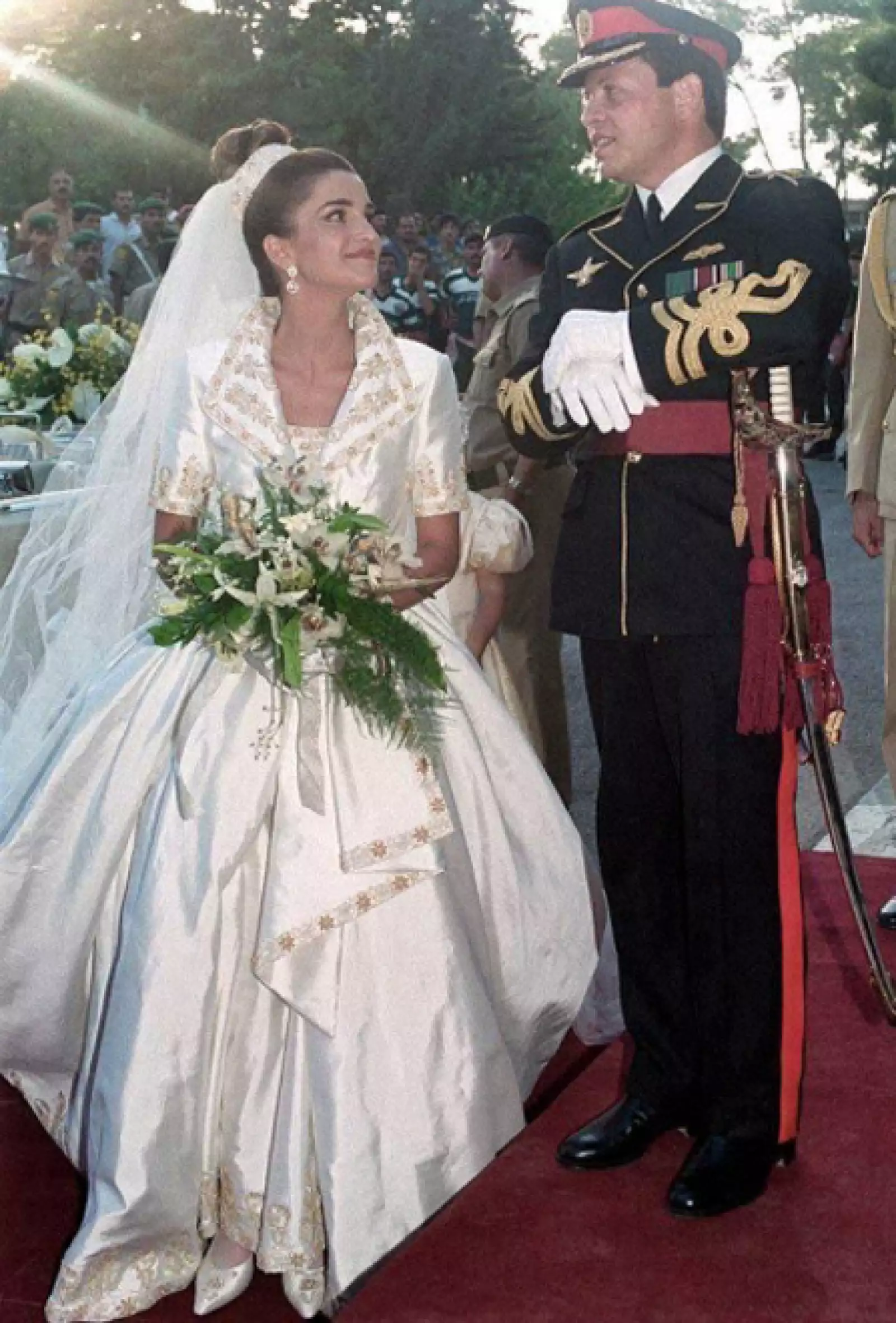 El vestido utilizado por Rania el 10 de junio de 1993 ostento bordados en hilos de oro y finas aplicaciones de pedrería.