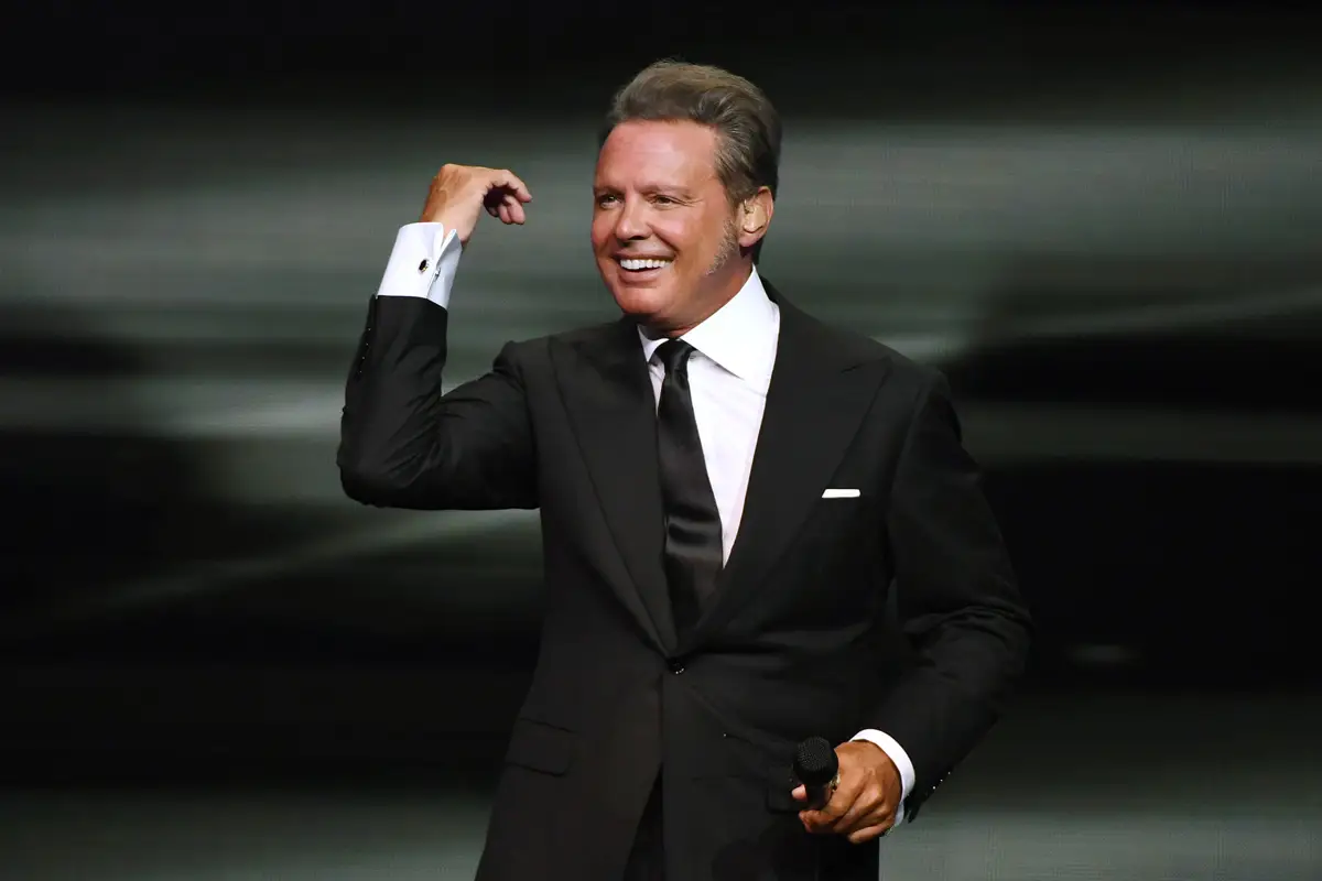 Luis Miguel reaparece en Miami y luce irreconocible y más joven